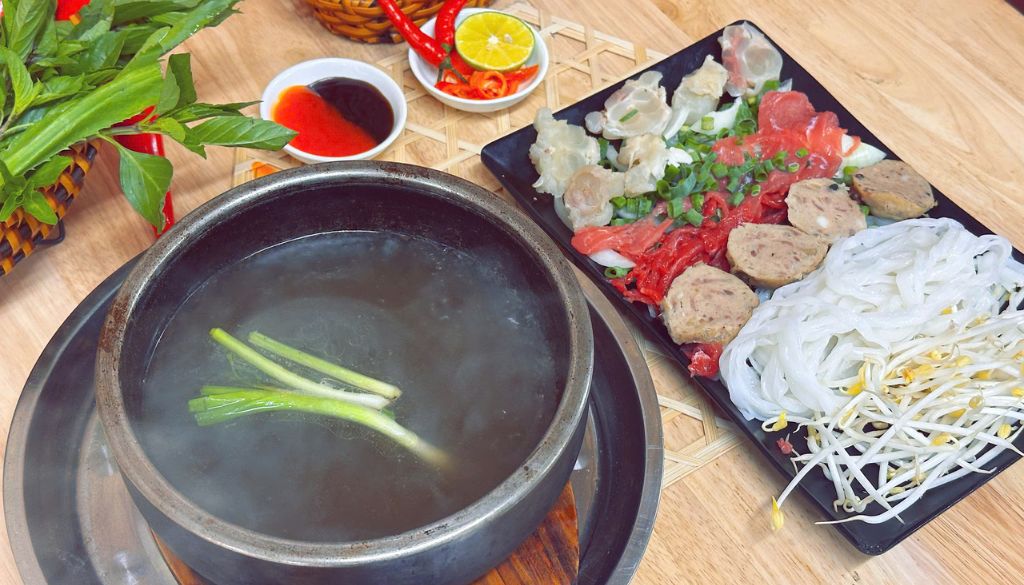 A serving of hot stone bowl beef pho at Phu Quoc Best Restaurant Anh Dat a favorite dish loved by both locals and travelers